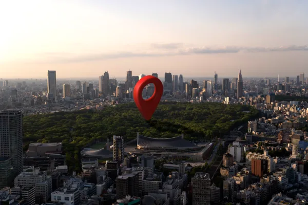 Aerial city view with a map pin highlighting flexible coworking for startups in a prime downtown location